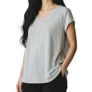 Tahari Linen Capped sleeve t-shirt V-neck Lt blue stripes Women’s L Lightweight